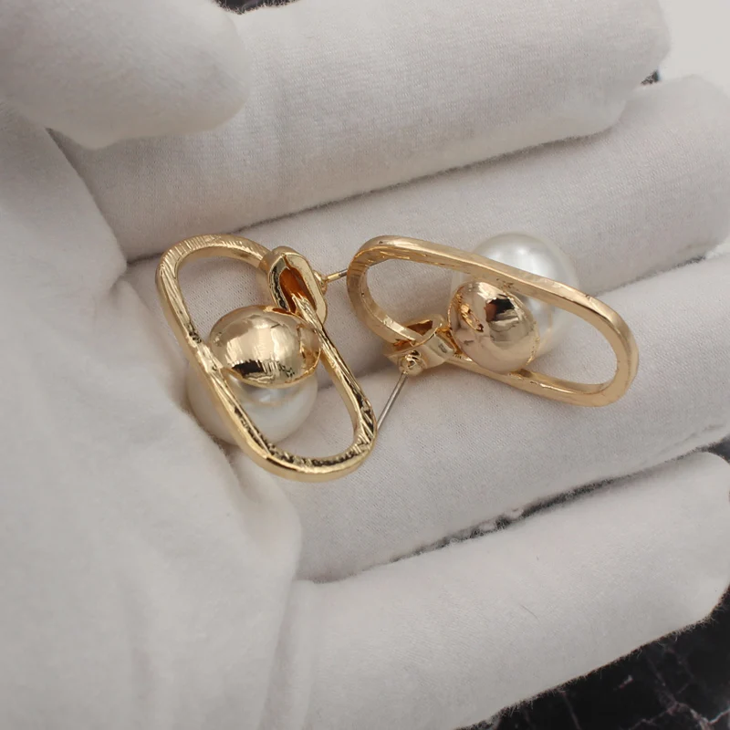 Маленький золотого цвета с круглой имитации жемчужин серьги со шпилькой для