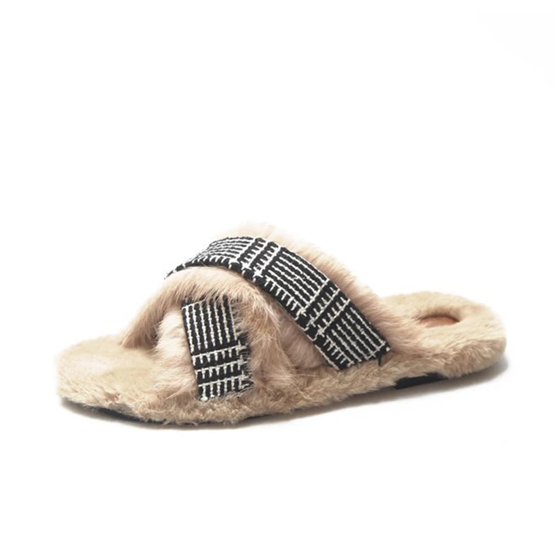 Осенне-зимние меховые шлепанцы Тапочки молодая девушка черный белый плед крест