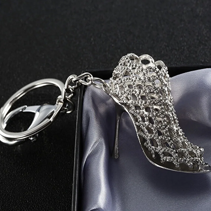 Серебряная сумка-кошелек на высоком каблуке с подвеской и кристаллами брелок для