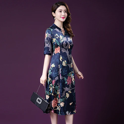 Женское шелковое платье среднего возраста элегантное с изысканным принтом весна