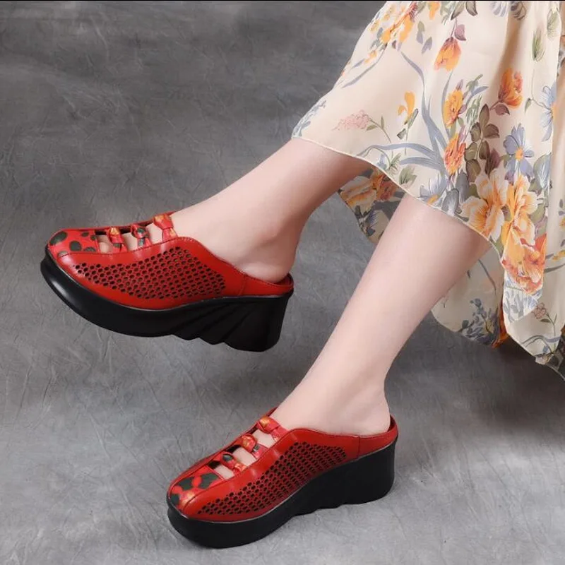 Шлепанцы женские из натуральной кожи сандалии на танкетке дышащие сланцы