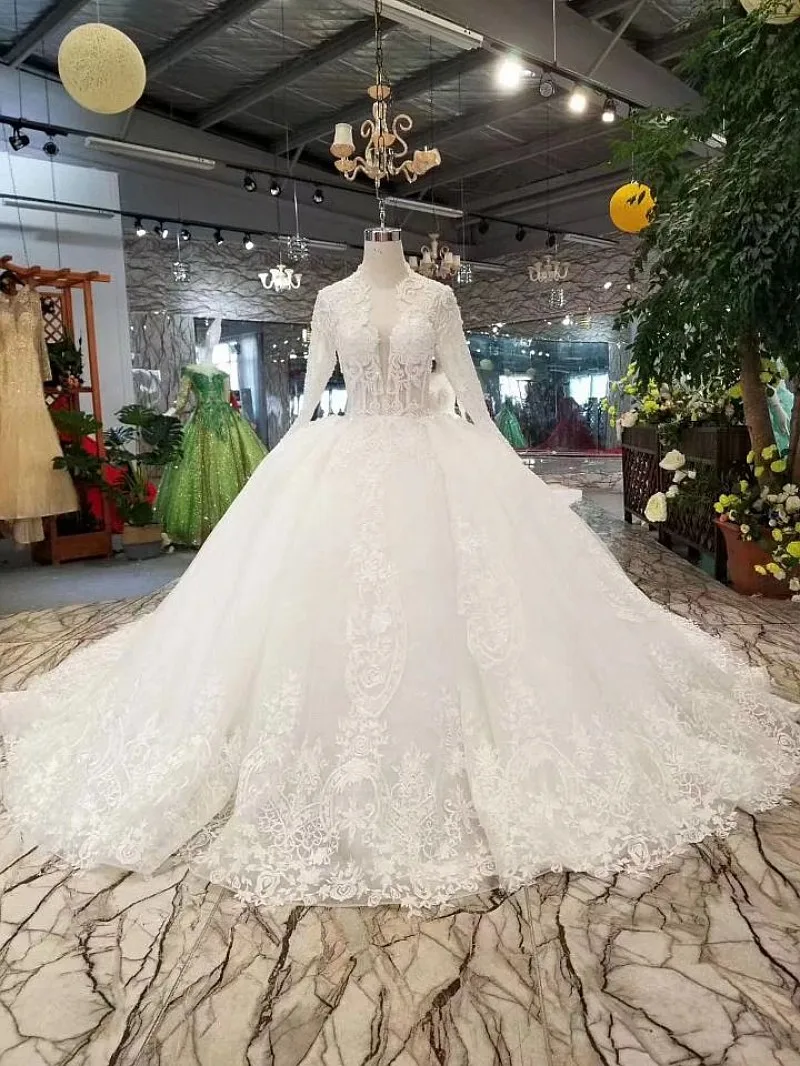 Женское платье SSYFashion белое кружевное с длинным рукавом и шлейфом большие размеры
