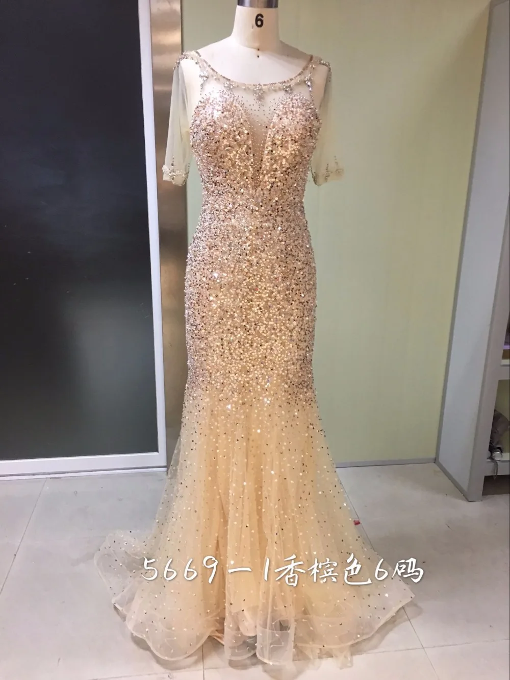 COM champanhe mangas curtas decote ilusao de Volta vestido de festa longo para casamento luxo CloverBridal высокое качество