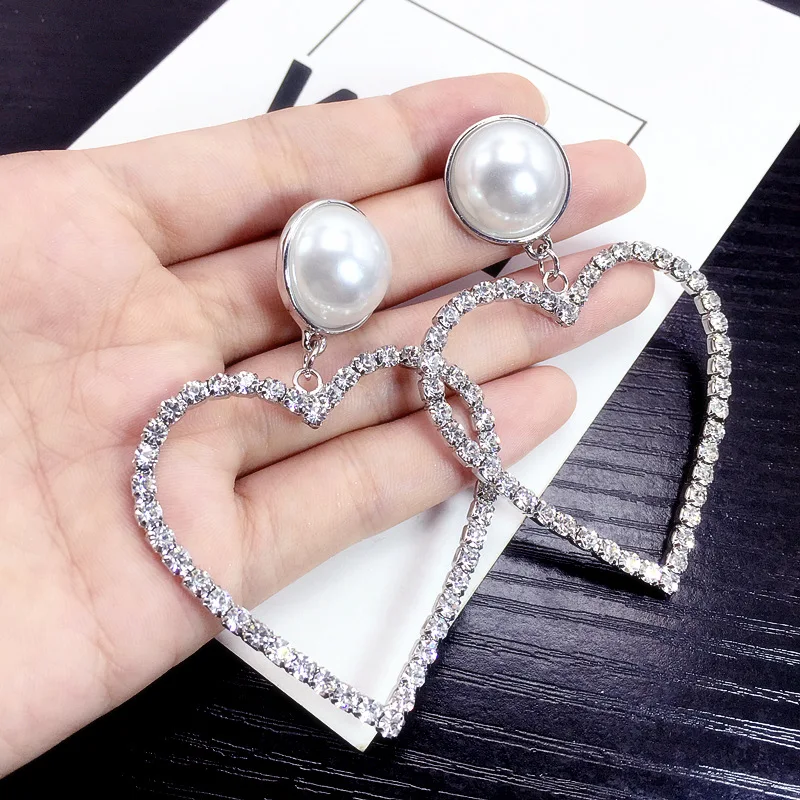 Женские серьги с большим сердцем украшенные кристаллами и искусственным