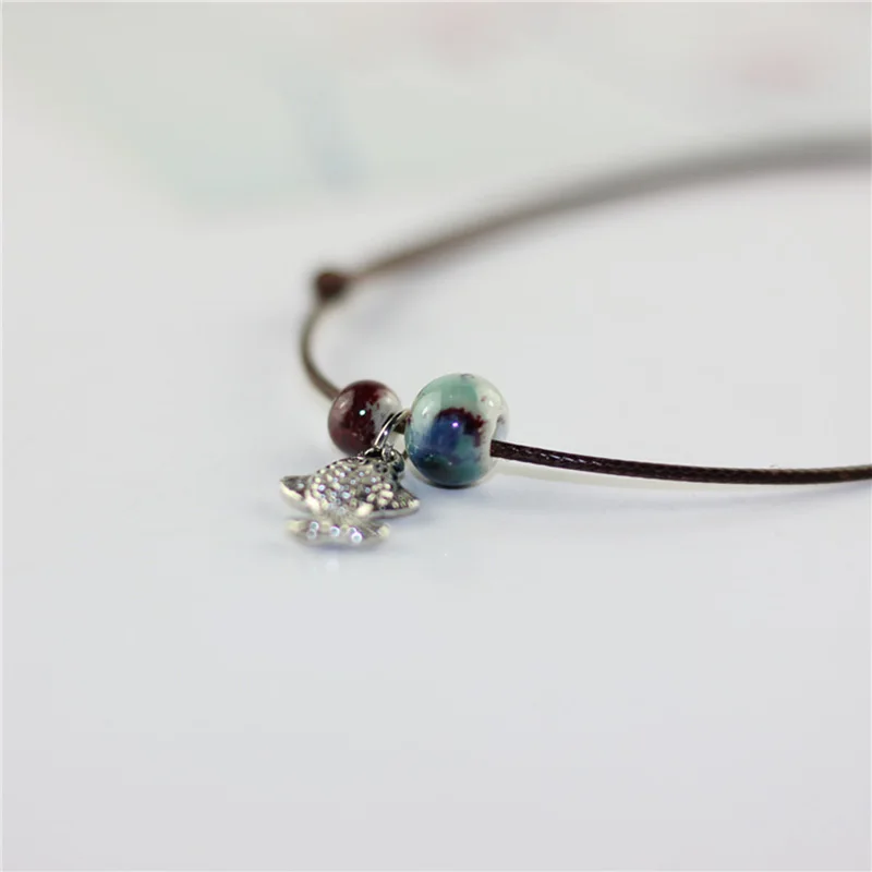 Браслет на ногу женский керамический с двойными бусинами подвеска в виде рыбы