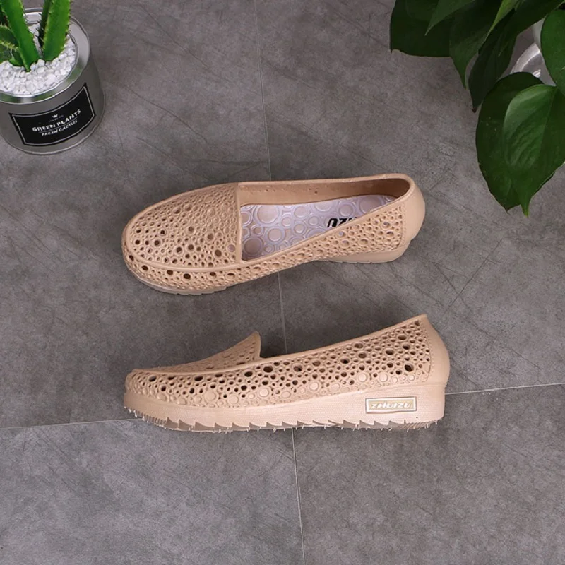 Сандалии желе женские на плоской подошве Нескользящие с вырезами закрытым