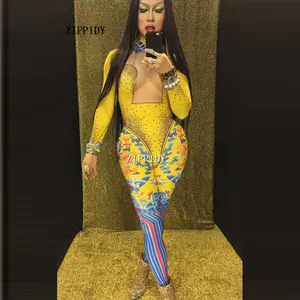 Комбинезон с блестящими камнями, желтый, с принтом певицы