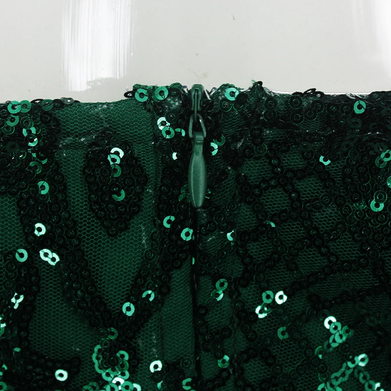 Женское платье с вырезом лодочкой длинным рукавом и открытыми плечами вечернее