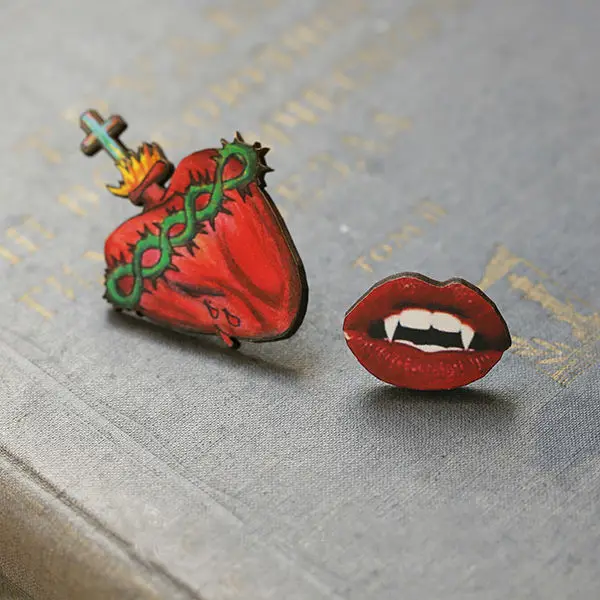 Винтажная деревянная брошь с красным сердцем в стиле панк вампиром ручной работы