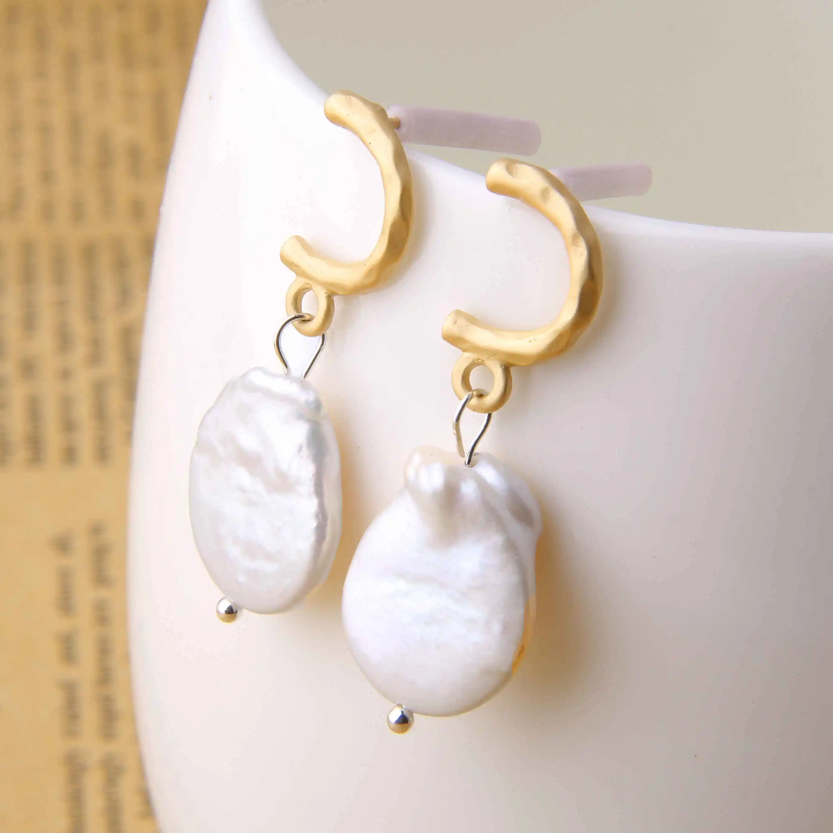 Длинные серьги с натуральным жемчугом геометрические в минималистическом стиле