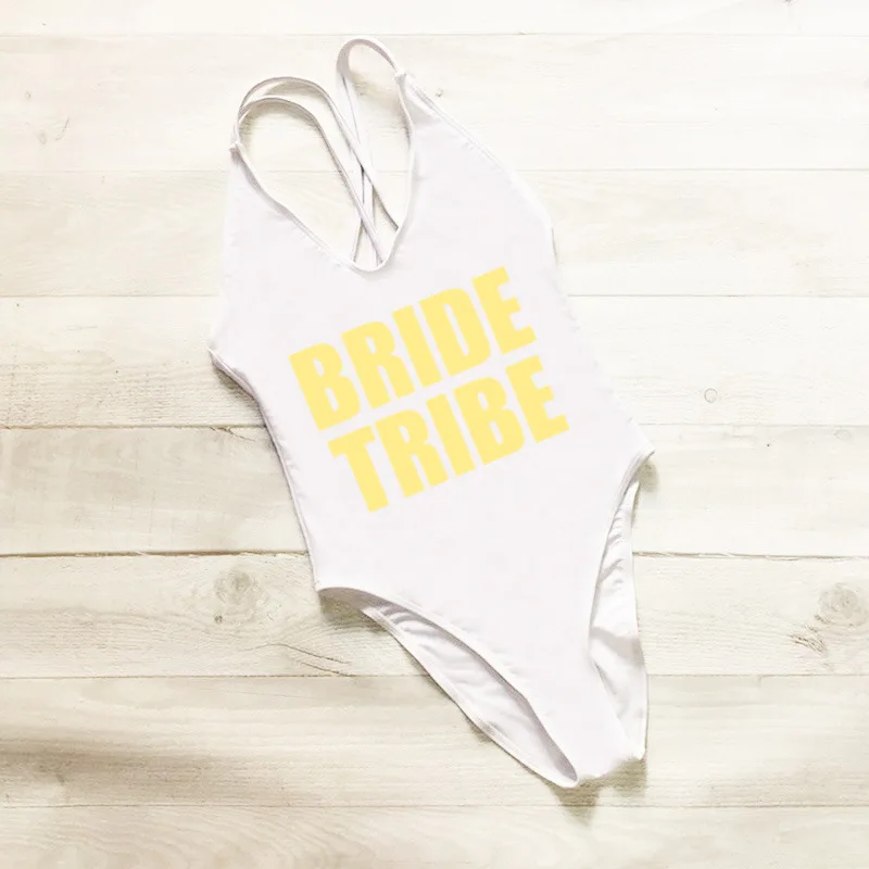 Слитный купальник с перекрестной спинкой надпись Bride Tribe буквенным принтом плюс