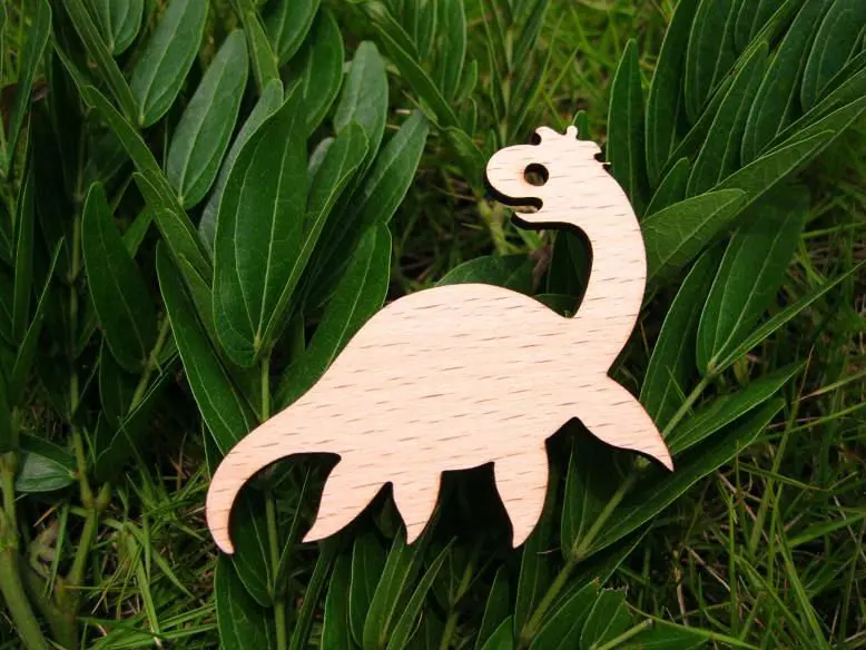 Деревянная брошь в виде монстра из лохнеса | Украшения и аксессуары