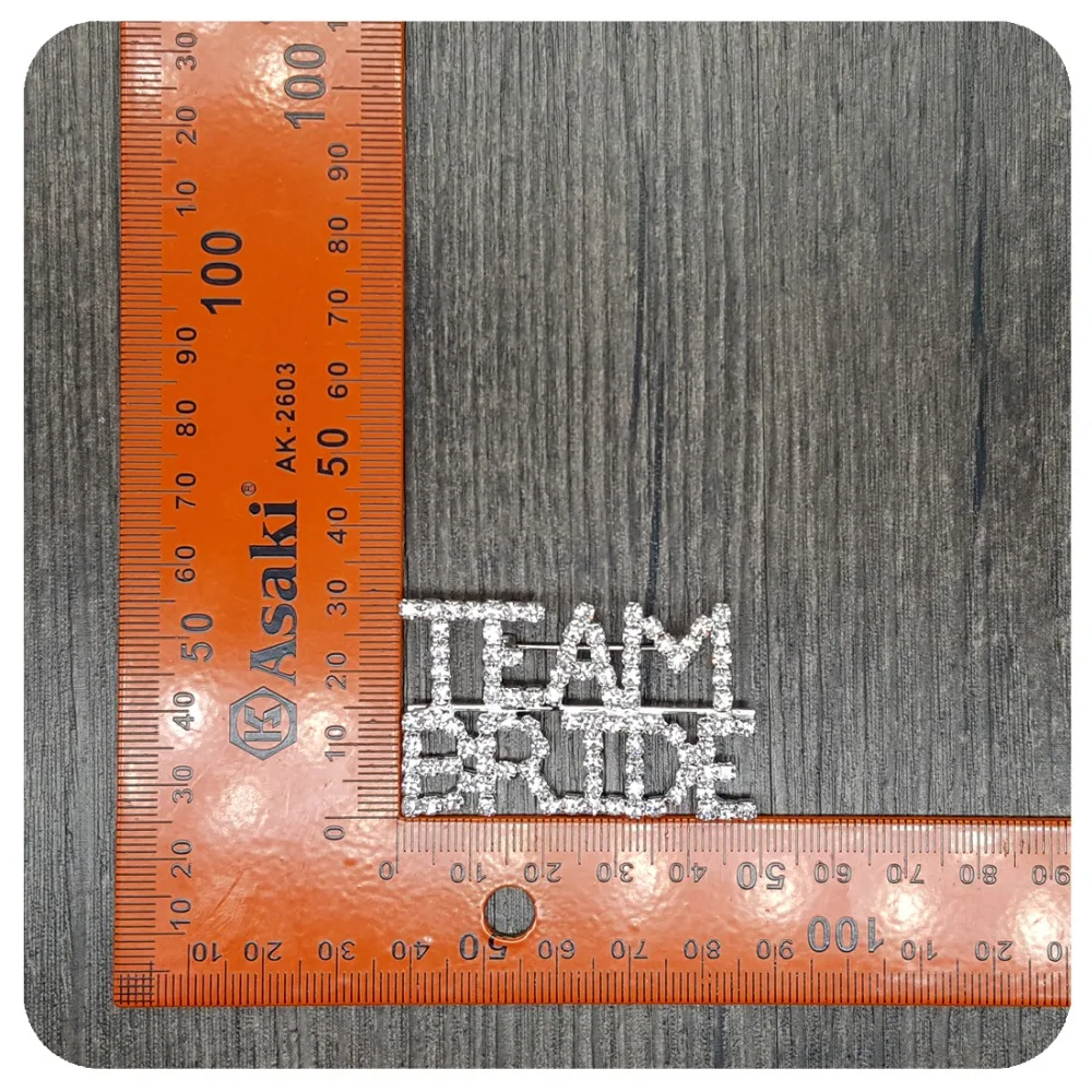 Брошь в виде букв Команда Невесты с кристаллами Свадебная тема ювелирное изделие