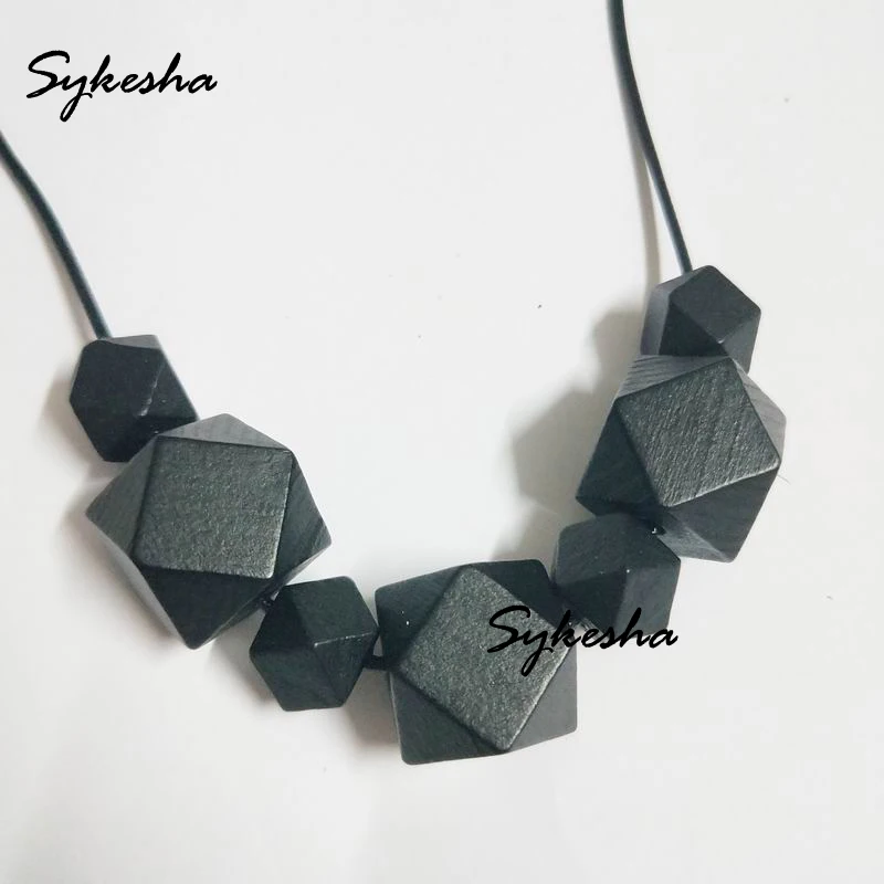 

Женское ожерелье ручной работы с геометрическим рисунком