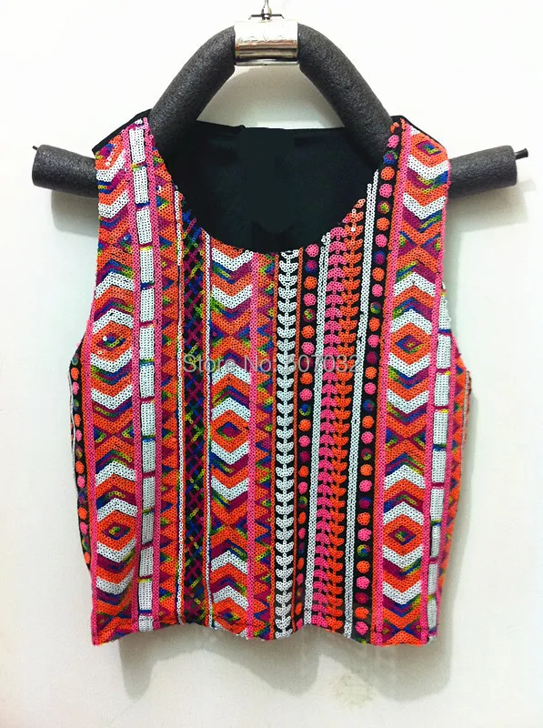 Женская майка с геометрическим принтом красная укороченная бусинами и блестками