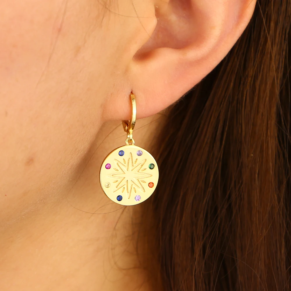 Богемные Золотые круглые серьги в стиле бохо с монетами и радужными Фианитами
