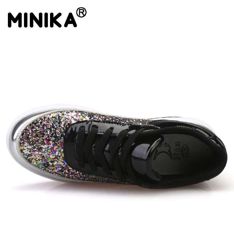 Женская повседневная обувь на танкетке визуально увеличивающая рост модель 2017