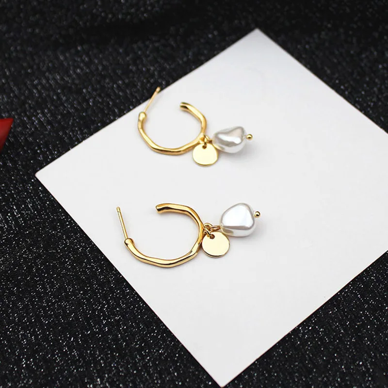 Carvejewl Japanese Korea design Unique C shape dangle earrings irregular simulated pearl metal round disc pendant drop | Украшения и