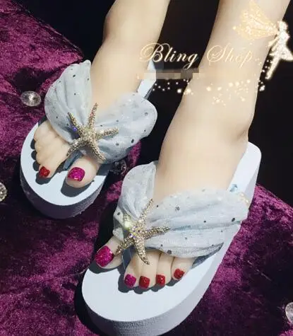 Привлекательные босоножки с толстой наклоненной на несколько сантиметров