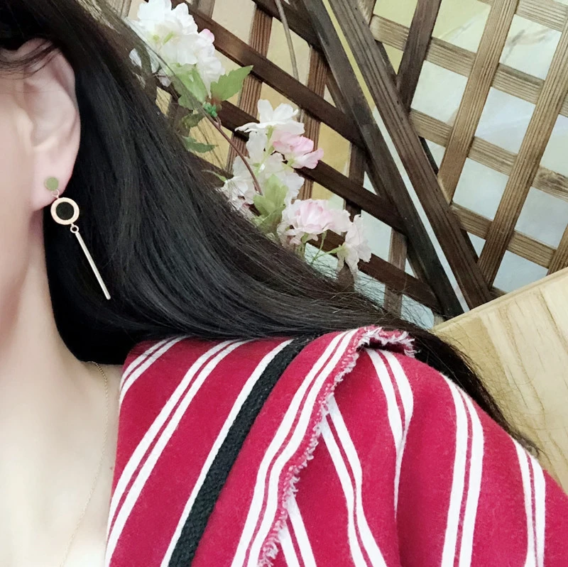 Юн Руо модный черный белый цвет римскими цифрами в виде Ракушки Серьги Женщина