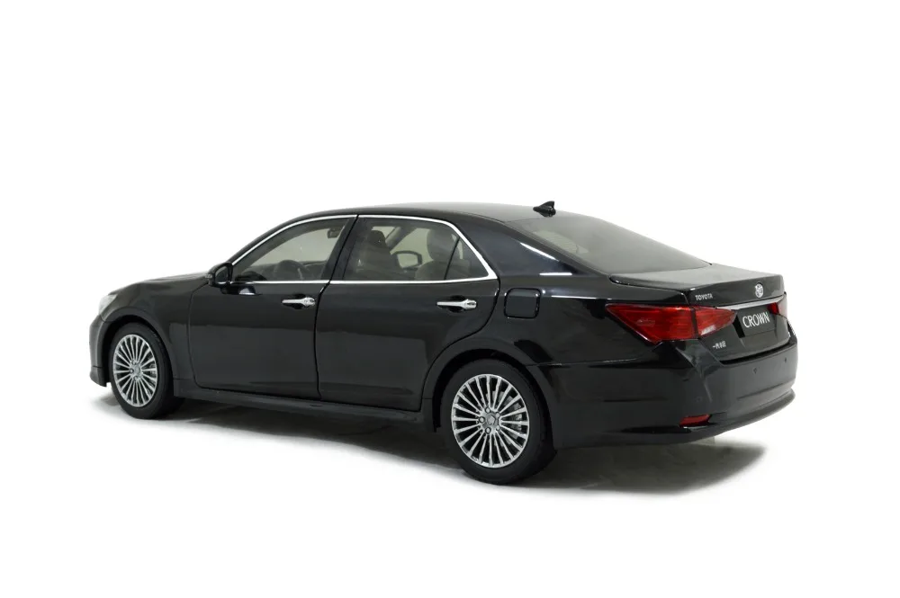 1/18 1:18 1 18 Масштаб Toyota Crown 2015 черная статическая имитация литых под давлением