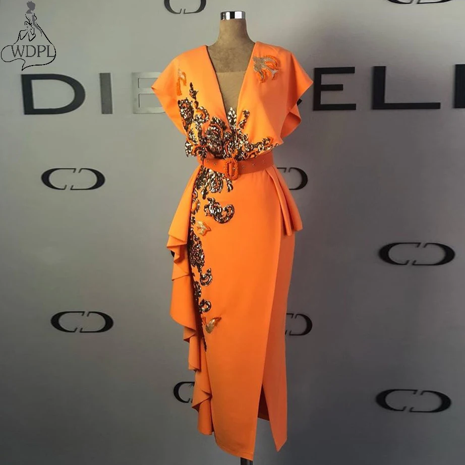 Женское атласное платье длиной до колена оранжевое облегающее с v образным