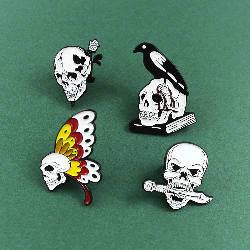 Эмалированная брошь в готическом стиле с изображением бабочки черепа розы