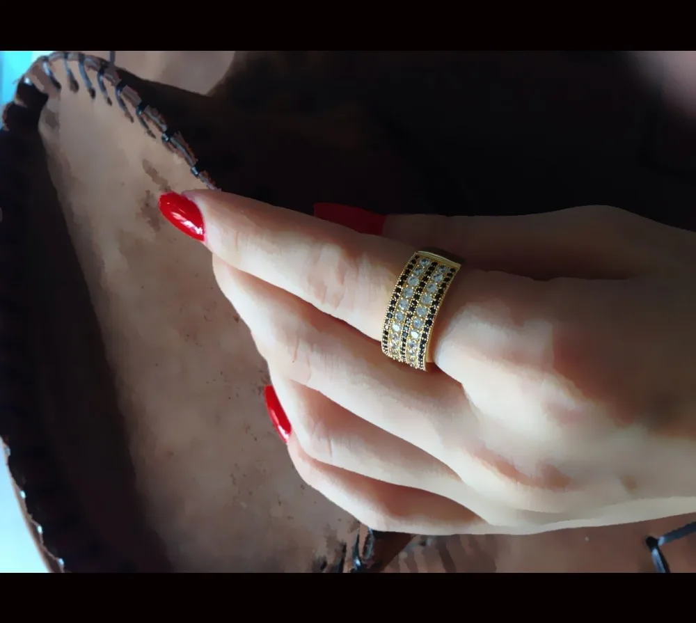 Позолоченное кольцо амфибола белого и черного цвета с фианитом AAA этот продукт