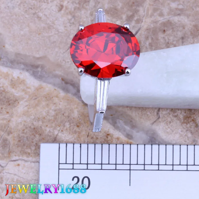 Очаровательное кольцо с красным гранатом и белым кубическим цирконием