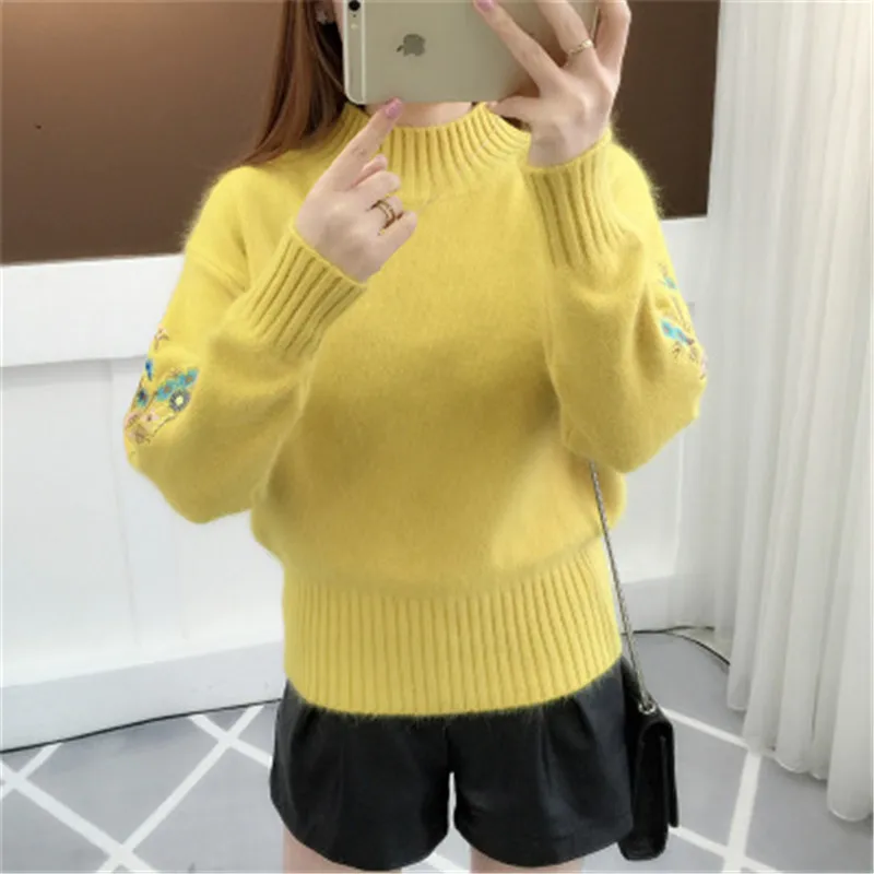 Свитер женский трикотажный с высоким воротником и вышивкой зеленый желтый