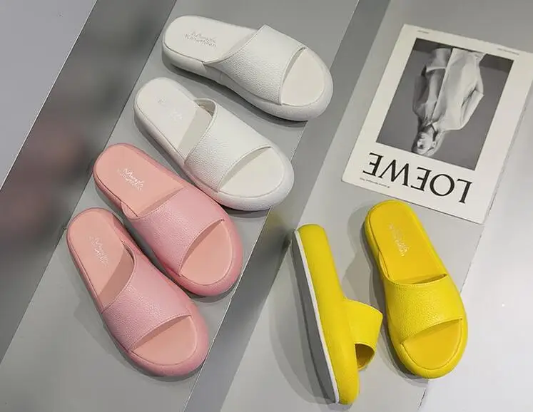 Mhysa/Новинка года; сезон лето; Модные женские тапочки из искусственной кожи; удобные женские повседневные шлепанцы на нескользящей платформе с открытым носком; M 177
