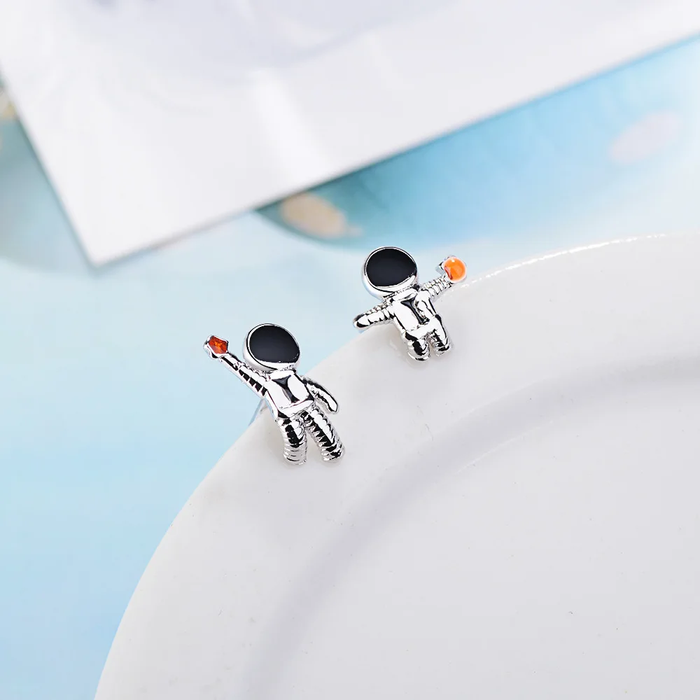 Женские асимметричные серьги-гвоздики из серебра 925 пробы с астронавтом |
