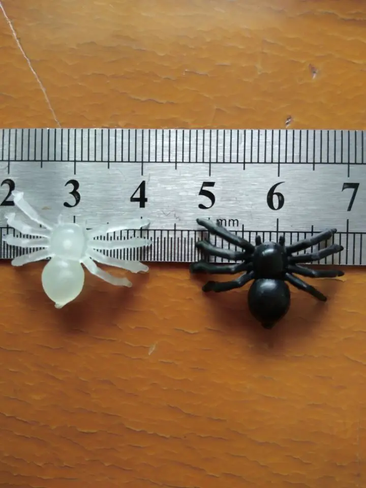 50 Pieces. Luminous spider 2 * 1.4 cm Plastic Black Halloween Festival Decorations Garden fun joke toys party | Дом и сад