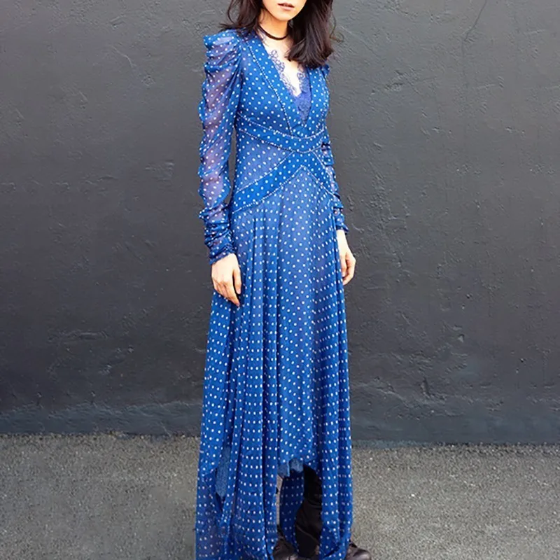 Женское кружевное платье TWOTWINSTYLE асимметричное макси в горошек с v образным