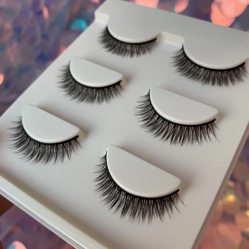 На натуральных черных стволовых перекрещивающихся офисных работников лицо без