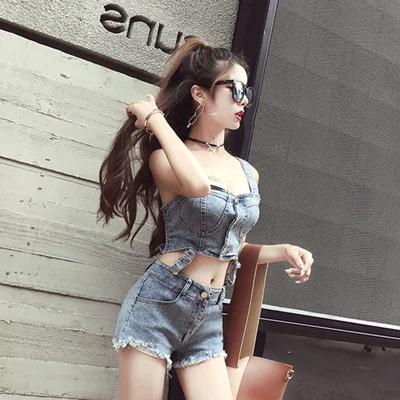 Женский джинсовый костюм комплект из двух предметов укороченный топ на тонких