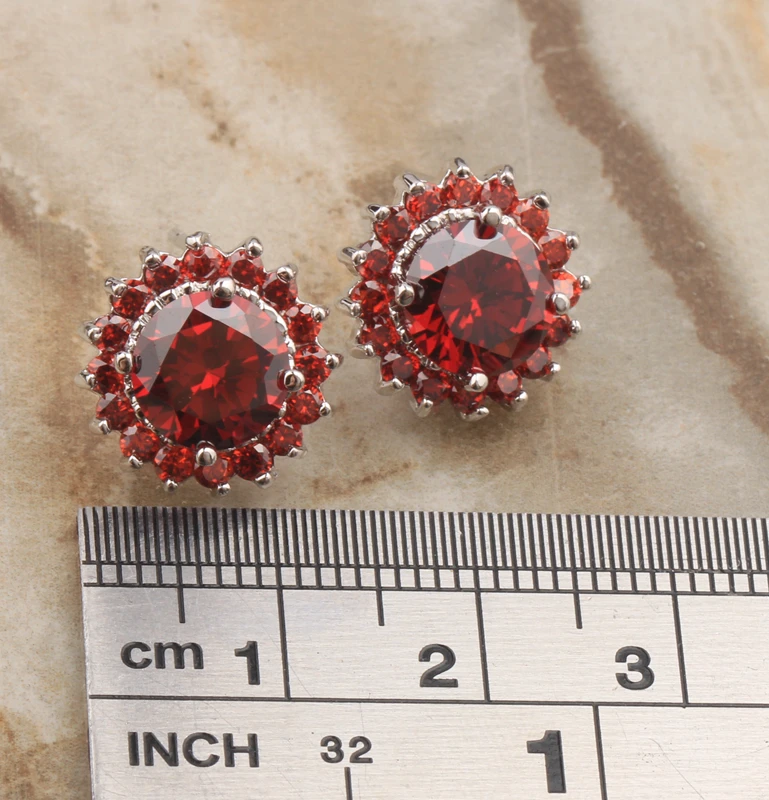 Круглые серьги гвоздики с красным бордовым гранатом и серебряным покрытием