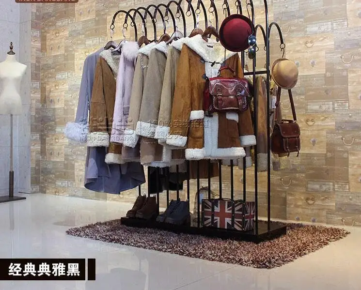 

The new island clothing shelves, wrought iron clothes hangers, displays parallel bars
