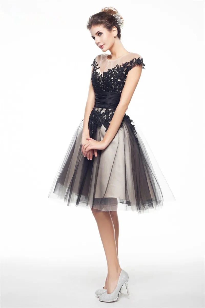 Черный Homecoming платья A-Line cap Sleeves Колено Длина Тюль Аппликации Кружева спинки элегантные коктейльные платья