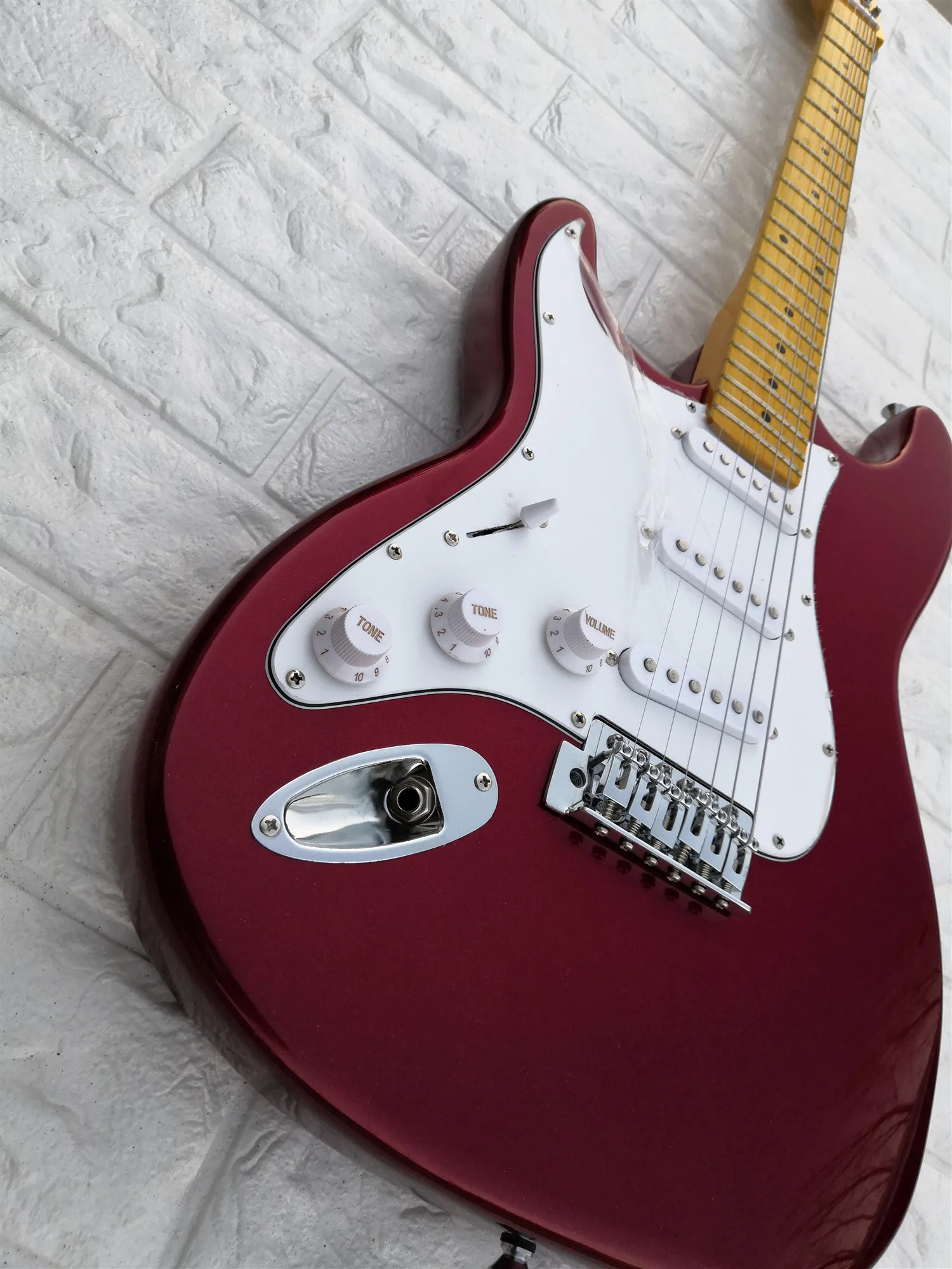 Высокое качество бордовый str гитары Белый накладку SSS звукосниматели клен шеи