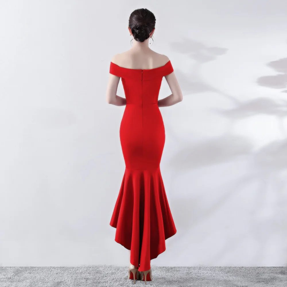 Голубое однотонное асимметричное вечернее платье с открытыми плечами длиной до