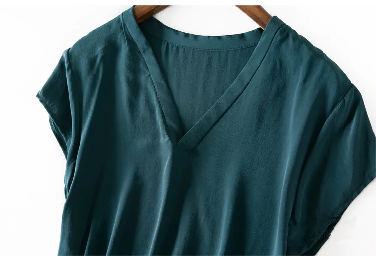 Блузка женская летняя шелковая с треугольным вырезом без рукавов для офиса