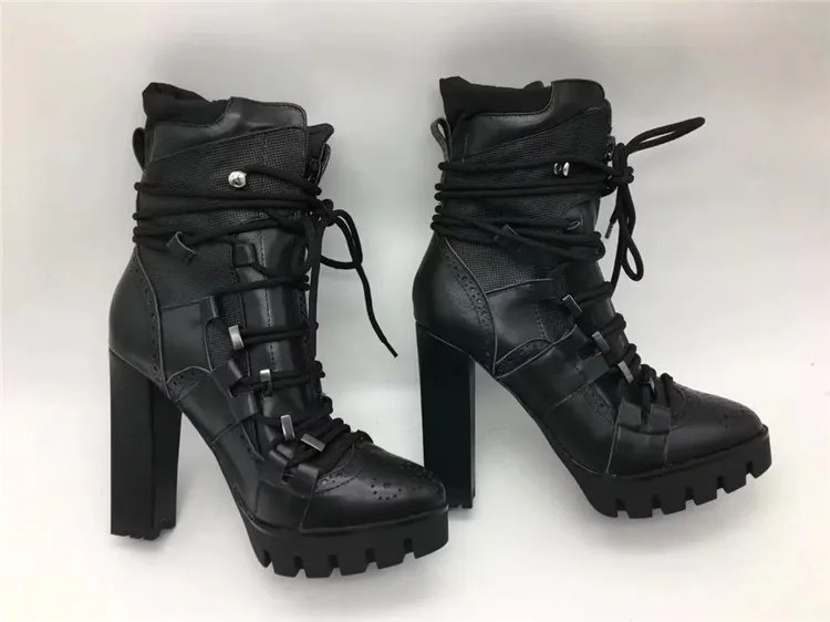 Новинка; зимние ботинки на платформе; botas Mujer; ботинки в байкерском стиле на не сужающемся книзу массивном каблуке; шерстяные ботильоны для женщин с кисточками и перекрестной шнуровкой