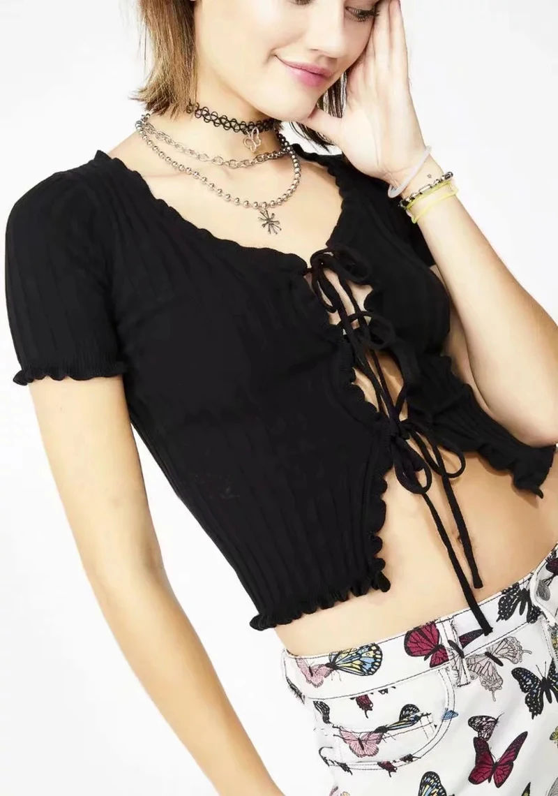 Женский ТРИКОТАЖНЫЙ УКОРОЧЕННЫЙ ТОП С v-образным вырезом и оборкой кружевной