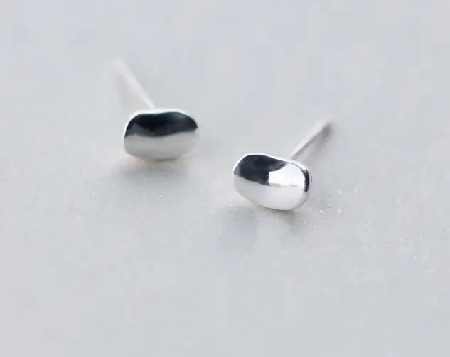

(Very Small) 100% REAL. 925 Sterling SIlver Fine Jewelry Polished lOVELY Bean Geometric Stud Earrings GTLE1960