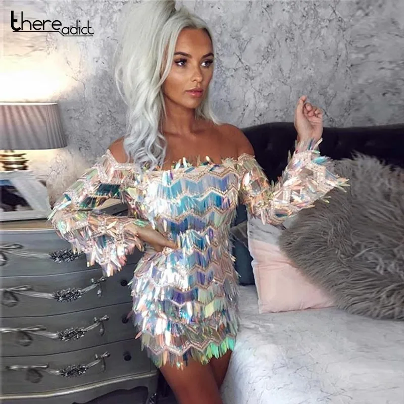 Пикантное женское платье с открытыми плечами кисточками и коротким длинным