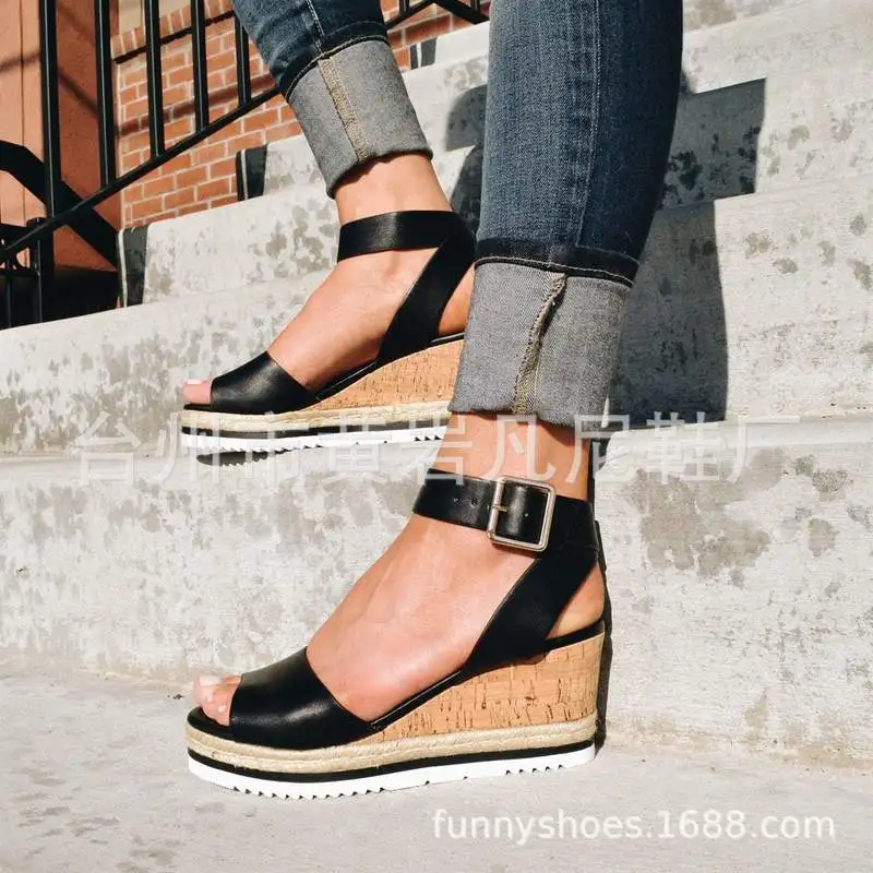 Женские босоножки на танкетке повседневные однотонные сандалии-гладиаторы с