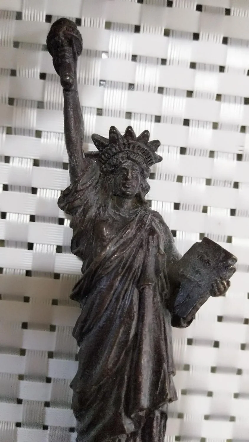 Antique clock collection and Statue of Liberty send students abroad gift | Дом и сад