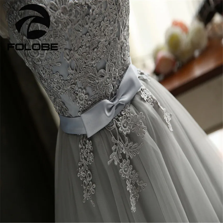 Элегантное серое/белое кружевное платье с отвесной горловиной De Soiree открытой