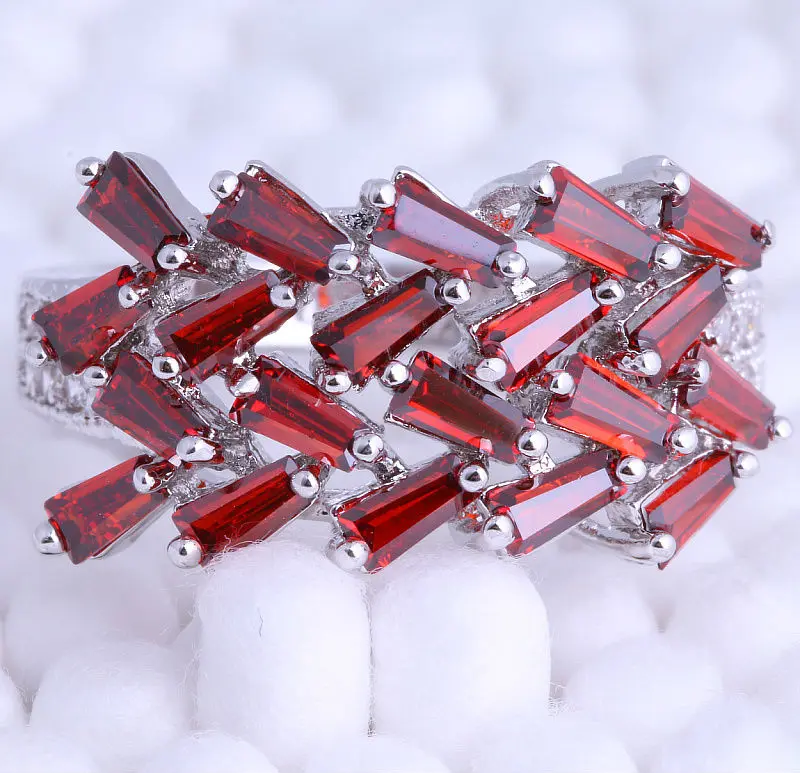 Женский комплект из кольца и серёг серебристого цвета с имитацией Красного